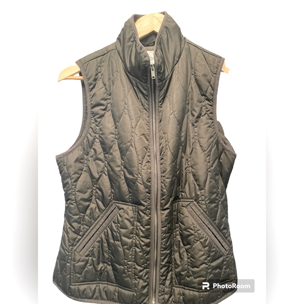Black quilted Old Navy zip up vest, size M